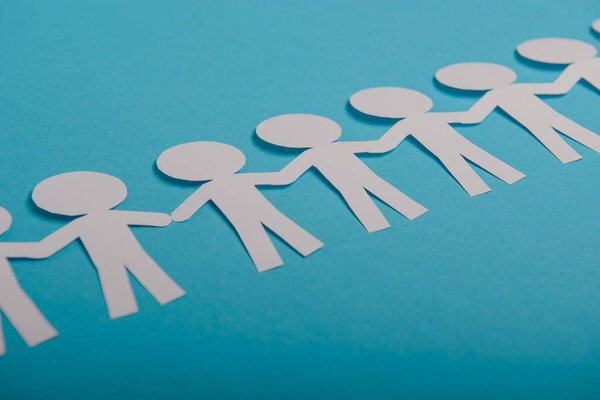 абстрактные бумажные люди, держащиеся за руки
