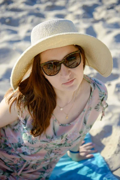 Mladá šťastná žena na pláži — Stock fotografie