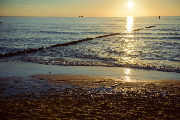Rompeolas en el mar Báltico sobre el atardecer — Foto de Stock