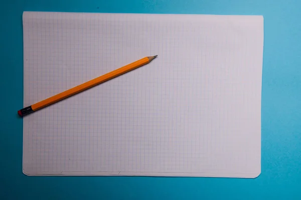 開いている白紙の用紙に木製のオレンジ色の鉛筆 — ストック写真