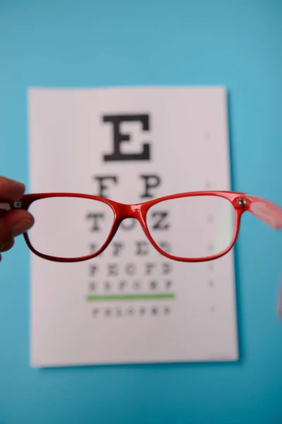 Glazen liggend op snellen test-chart — Stockfoto