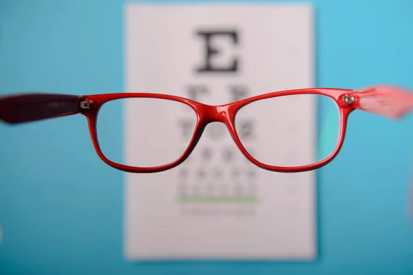 Snellen test grafik üzerinde yalan gözlük — Stok fotoğraf