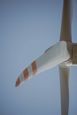 Güneşli bir gün, Windturbine