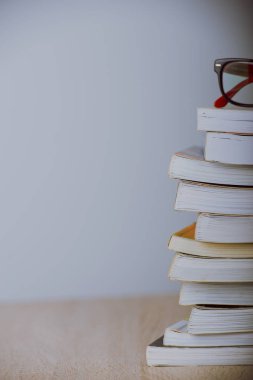 kitap ve gözlük