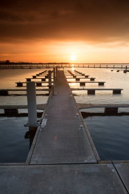 Yat Limanı üzerinden turuncu günbatımı