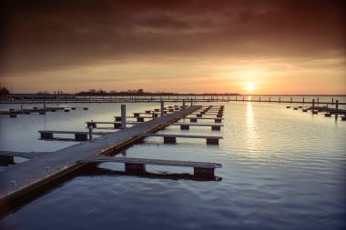Yat Limanı üzerinden turuncu günbatımı