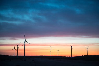 Gün batımında Windturbines