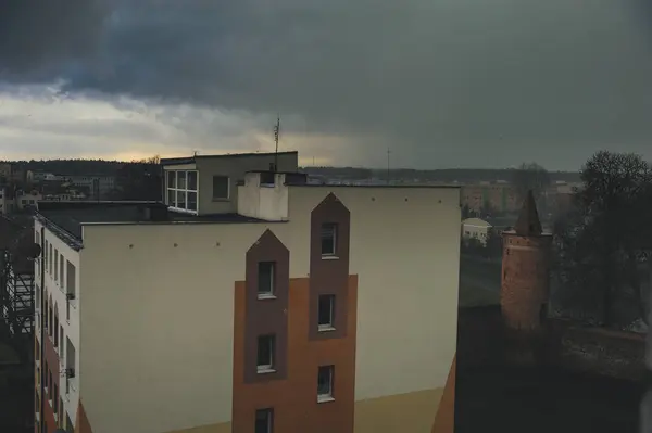 폭풍이 검은 구름이 도시 — 스톡 사진