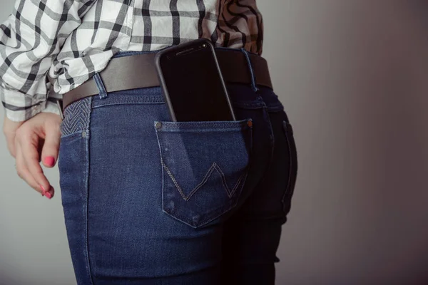 Smartphone nella tasca dei jeans — Foto Stock