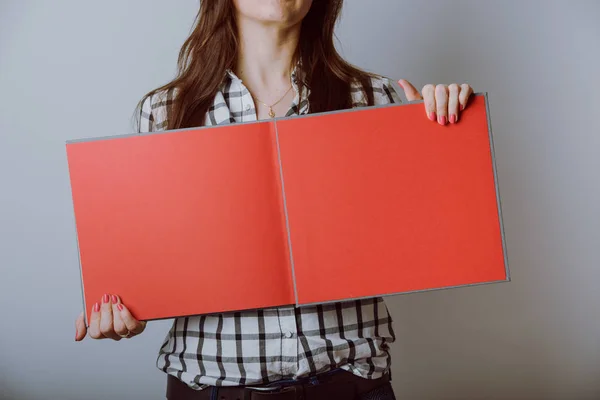 Donna d'affari che tiene un libro — Foto Stock