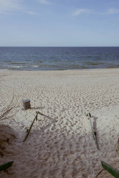 Walkpath to the beach made with wood and reeds — стоковое фото