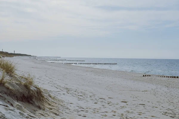 Ηλιόλουστη παραλία με αμμόλοφους — Φωτογραφία Αρχείου
