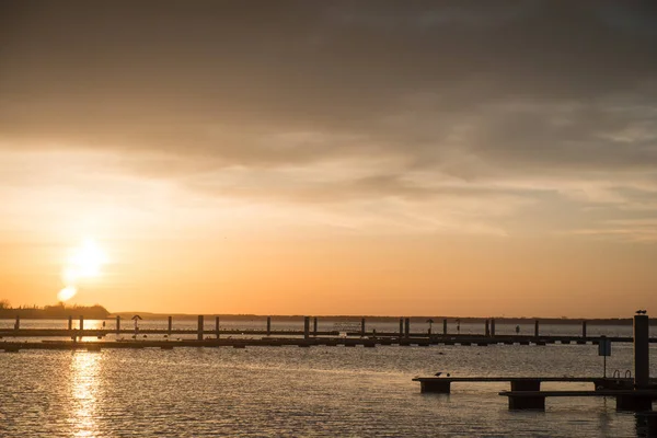 Porto de iate sobre pôr-do-sol laranja — Fotografia de Stock