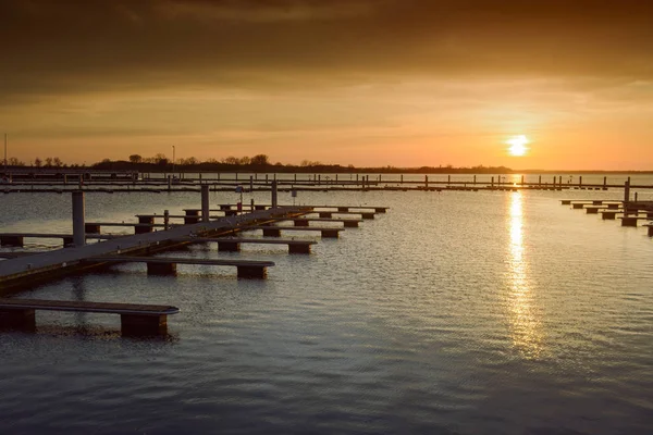 Porto de iate sobre pôr-do-sol laranja — Fotografia de Stock