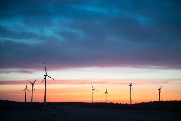Turbine eoliche al tramonto — Foto Stock