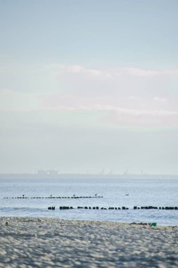Günbatımı üzerinde Baltık Denizi'ndeki dalgakıranlar