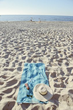 şapka ve havlu ile plaj arka plan