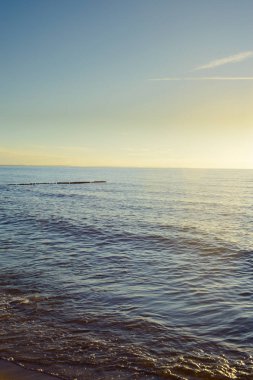 Günbatımı üzerinde Baltık Denizi'ndeki dalgakıranlar