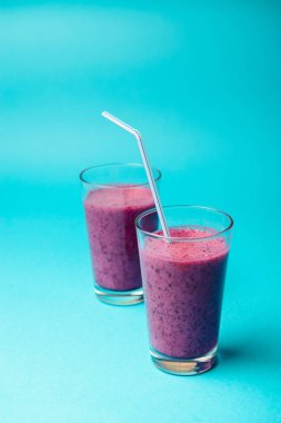 Taze böğürtlenli yabanmersini püresi.