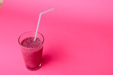 Taze böğürtlenli yabanmersini püresi.