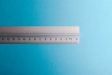 Alüminyum cetvel üzerinde mavi arka plan