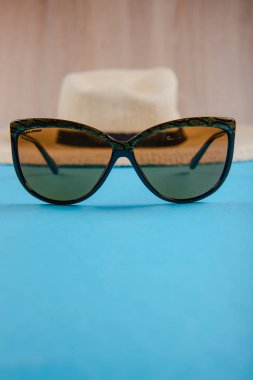 hasır şapka ve güneş gözlüğü