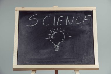 Bilim yazma, kimya öğeleri koyu kara tahta el ile çizim bir öğretmen