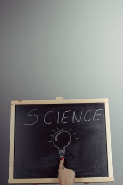 Bilim yazma, kimya öğeleri koyu kara tahta el ile çizim bir öğretmen