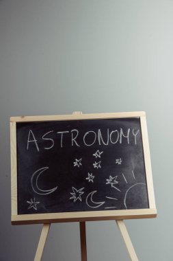 Kara tahta üzerinde kadın çizmek