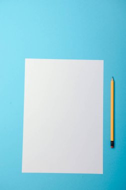 Boş kağıt ve sarı kalemler