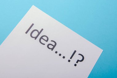 Beyaz kağıt üzerinde fikir kelime