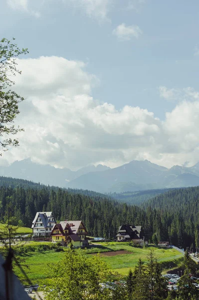 Guest house in the traditional mountain style and mountain landscape. — Stock Photo, Image