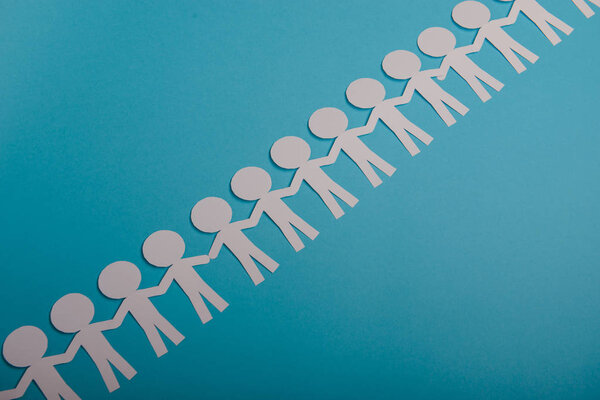 абстрактные бумажные люди, держащиеся за руки
