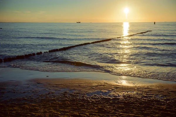 夕日にバルト海の防波堤 — ストック写真