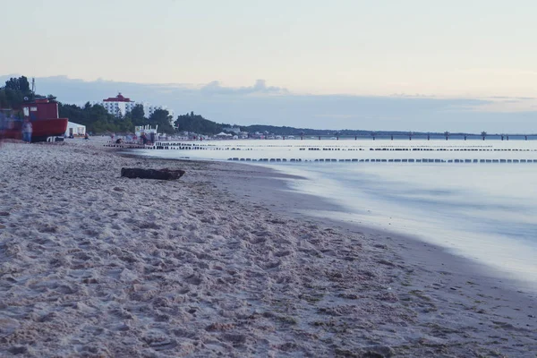 Golfbrekers in de Baltische Zee over de zonsondergang — Stockfoto