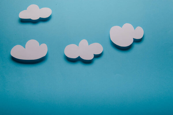 Бумажный самолет, синий фон
