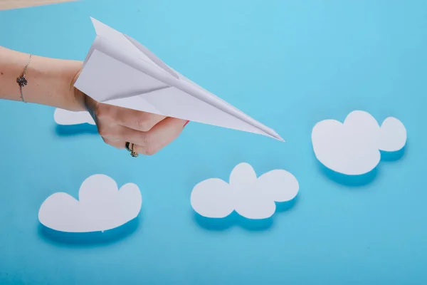 Бумажный самолет, синий фон — стоковое фото