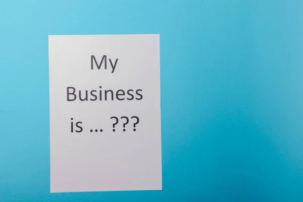 Mot d'affaires avec document d'affaires papier sur fond bleu — Photo