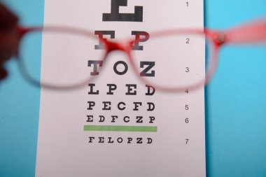 snellen test grafik üzerinde yalan gözlük