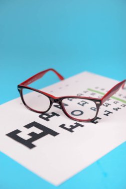 snellen test grafik üzerinde yalan gözlük