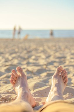 Tatil tatil. Ayak closeup kumsalda güneş güneşli yaz günü zevk şezlong üzerinde.