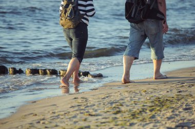 İnsanlar okyanusa Sahilde yürürken, insanlar. Yaz saati