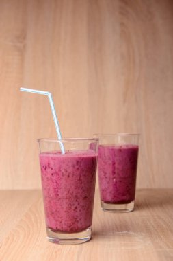 Blueberry smoothie muz rustik ahşap arka plan, seçici odak günü kahvaltıda taze çilek, chia tohum ile