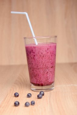 Blueberry smoothie muz rustik ahşap arka plan, seçici odak günü kahvaltıda taze çilek, chia tohum ile