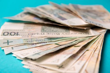 Banknot ve madeni paraların üzerinde mavi arka plan, Polonya Zlotisi