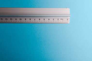 Alüminyum cetvel üzerinde mavi arka plan. Yüksek çözünürlük