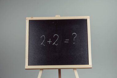 Kara tahta yazılı matematik egzersiz. Gri arka planı