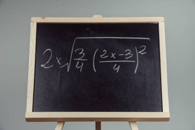 Kara tahta yazılı matematik egzersiz. Gri arka planı