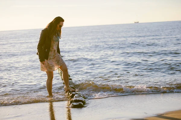 People Walking Beach Ocean Summer Time — Stock Photo, Image