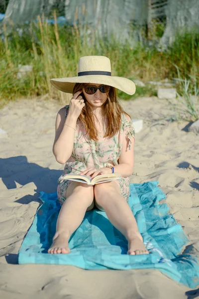 Portrét Mladé Černovlásky Relaxační Pláži Čte Knihu Letní Čas — Stock fotografie